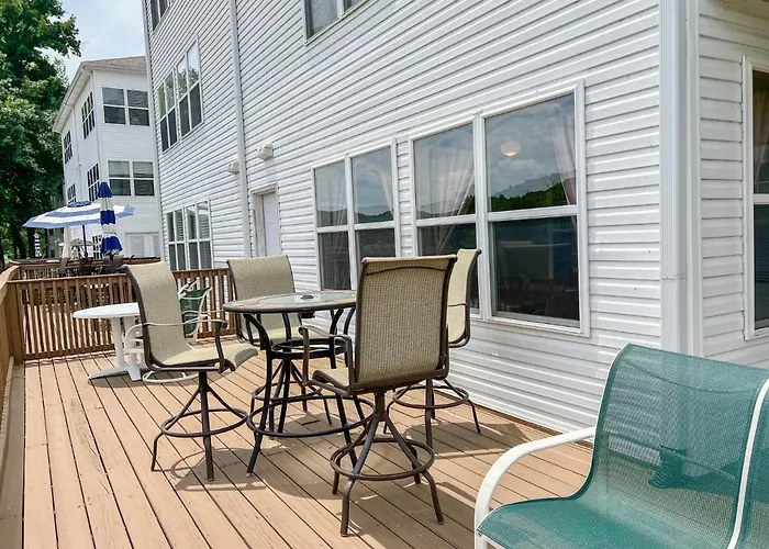 Lake Front 2Br Walk-In With Large Deck - Free Tickets Included - 79-1