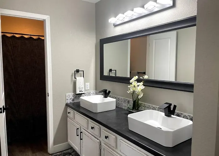 New Remodeled Luxury Condo By The Lake, No Stairs!
