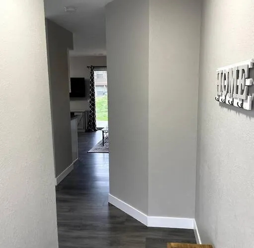 New Remodeled Luxury Condo By The Lake, No Stairs!