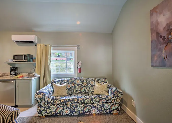 Fire Pit Access: Cozy Dtwn Branson Cottage!