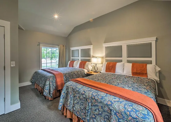 Fire Pit Access: Cozy Dtwn Branson Cottage!