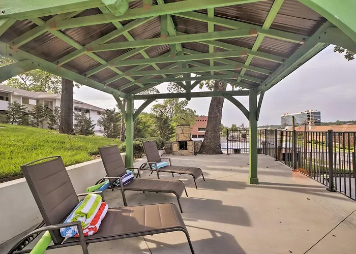 Fire Pit Access: Cozy Dtwn Branson Cottage!